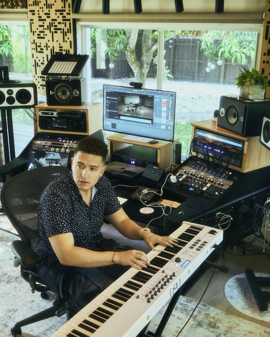 Na'vi tocando el teclado
