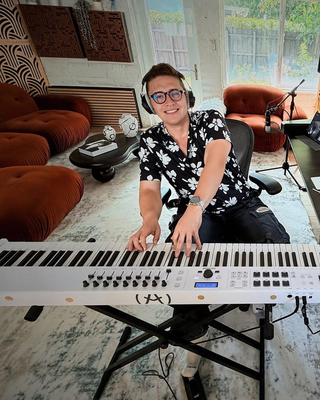 Na'vi sonriendo al teclado en su estudio de Miami Shores